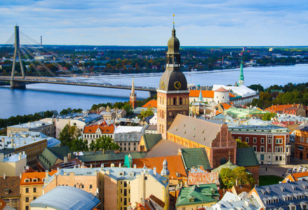 里加城市景观老城, 圆顶大教堂, 圣詹姆斯大教堂, 里加城堡和河道加瓦河从圣彼得教堂, 里加, 拉脱维亚全景视图