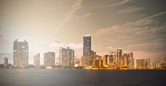 市中心的佛罗里达州的迈阿密日落天际线全景