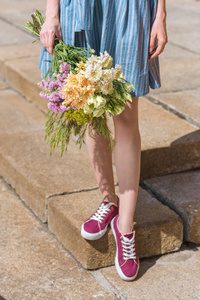 女孩捧花花束的裁剪视图