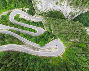 弯曲的道路与汽车和美丽的森林景观。Bicaz 峡谷, 罗马尼亚。空中鸟瞰从无人机