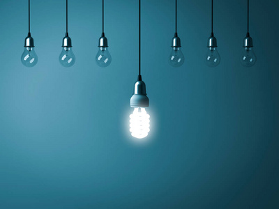 一个悬挂节能灯泡发光脱颖而出从未熄灭的白炽灯灯泡与反射在深绿色青色背景, 领导和不同的创意理念3d 渲染