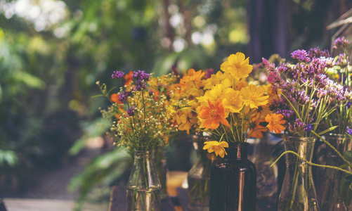 五颜六色的花在室外咖啡桌上