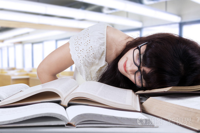 位疲倦的学生在课堂的女孩