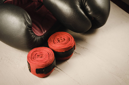 体育概念与灰色拳击手套和红色绷带或体育概念用灰色拳击手套和红色绷带在石头背景。Copyspace