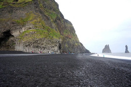 Reynisfjara 冰岛的岩石形成大西洋和黑色沙滩