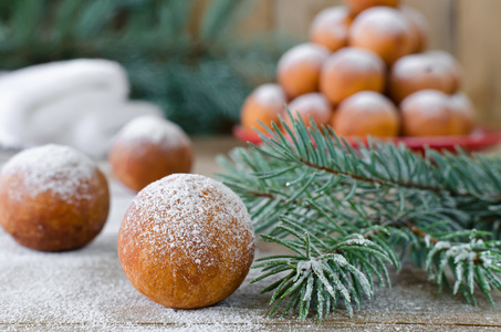 圣诞甜甜圈与糖粉用杉木分支