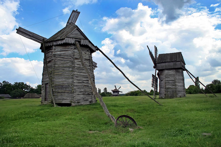 老木风车在村庄在夏天天在领域