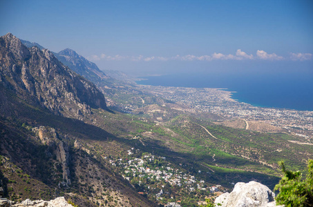 从中世纪圣希拉城堡的凯里尼亚山脉的景色在蓝天与白云和地中海, 北塞浦路斯