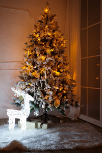 点燃的圣诞树呈现在下面在客厅里图片