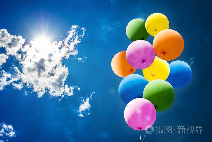 蓝天上五颜六色的气球阳光照耀着云彩