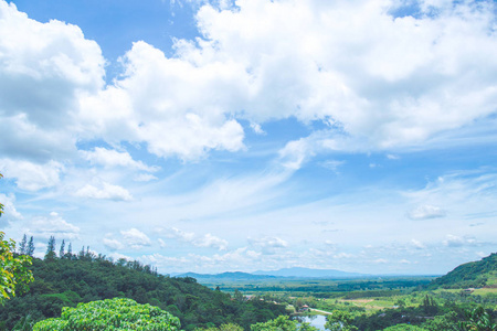 美丽的高山和天空景色