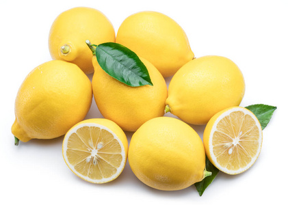 白色背景柠檬叶的成熟柠檬果