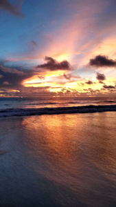 日落在卡隆海滩，普吉岛，泰国