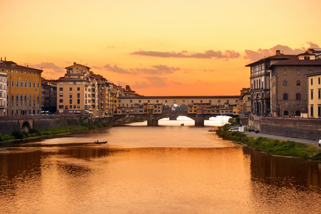 ponte vecchio 日落美景在佛罗伦萨阿诺河上