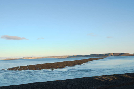 沙海岛在浪潮的变动期间在下午