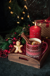 圣诞热茶与柠檬和肉桂在桌子与圣诞节装饰
