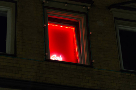 灯和红灯外墙和窗户与信件女孩作为霓虹灯在10月晚上在德国南部城市靠近斯图加特镇