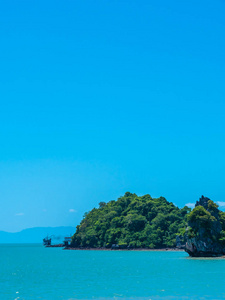 美丽的热带海洋与白云在蓝天背景为旅行和假期