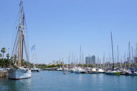 帆船港, 许多美丽的帆船和游艇在巴塞罗那的海港。夏季假期的水运