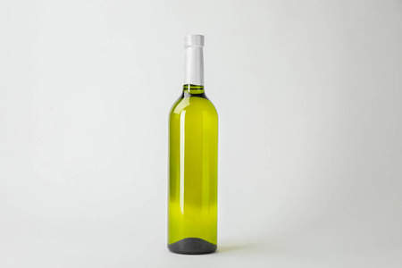 白色背景瓶昂贵的葡萄酒