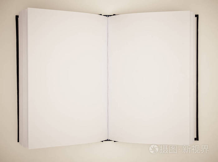 白色背景上的空白方封面书模板