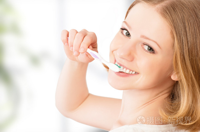 幸福的女人,用一把牙刷刷牙