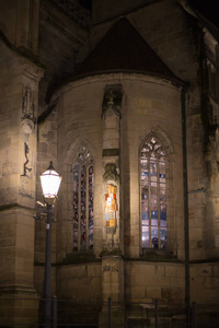 天主教教堂在一个历史城市在11月秋天夜在德国南部的农村在慕尼黑和斯图加特的大都市附近