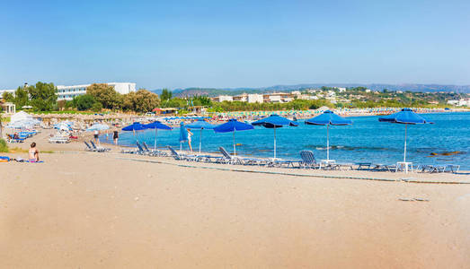 配有雨伞和日光浴床的Kolymbia海滩罗兹希腊