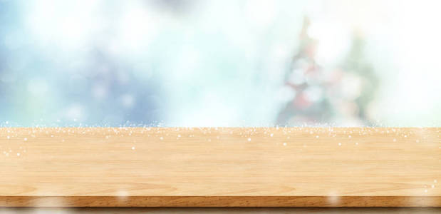 空木板桌顶与抽象散景模糊圣诞树和雪秋天背景与散景光, 假日背景, 模仿横幅为陈列或蒙太奇产品