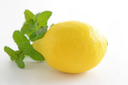 在白色背景上的新鲜柠檬