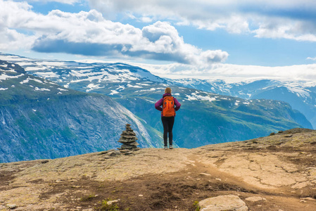 运动妇女在挪威享受美丽的看法和好天气