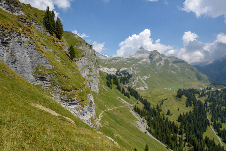 Engstlenalp 在瑞士阿尔卑斯山的英格堡的山地路径