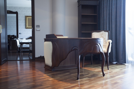古典风格的椅子和桌子在房间里