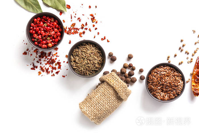白色背景下的各种香料组成