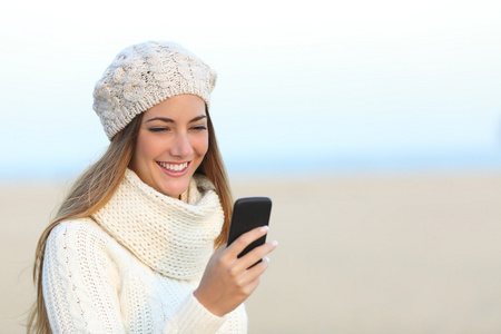 在冬天使用智能手机的女人