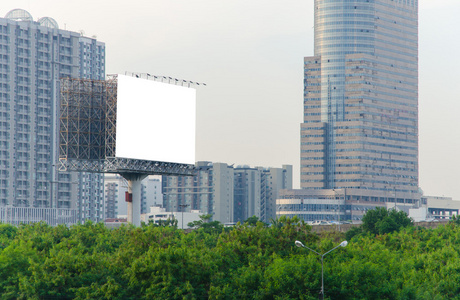 大空白广告牌与市视图背景