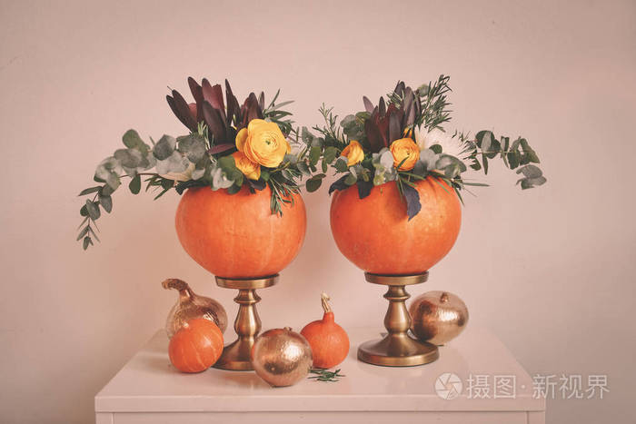 秋天花花束在南瓜花瓶为万圣节.表集.新娘花束