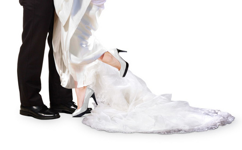 新娘和新郎在婚礼上脚