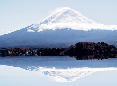 富士山在蓝天上与阳光在秋天反射在水面上, 河口湖, 日本