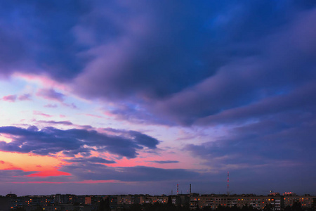 夕阳笼罩城市上空的天空