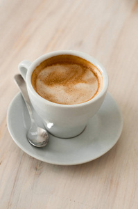咖啡店用咖啡勺一杯白咖啡复古效果风格图片