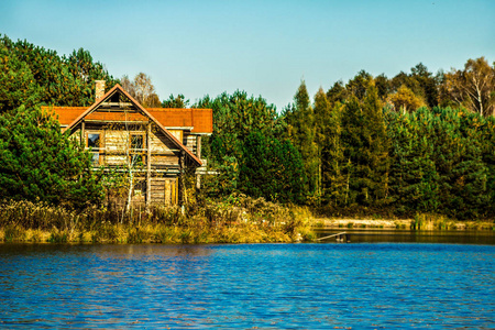 美丽的房子反映在湖中。秋天风景