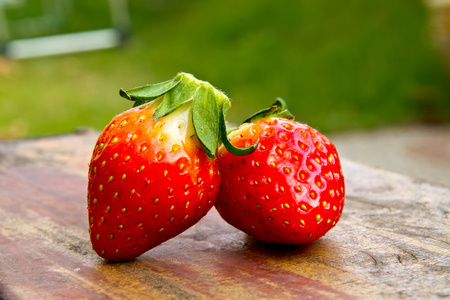 桌上的新鲜草莓