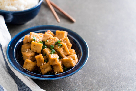 煎豆腐在碗里与芝麻健康和素食主义者食物样式