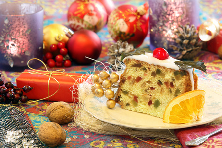 圣诞节冬青装饰桌子上的水果蛋糕
