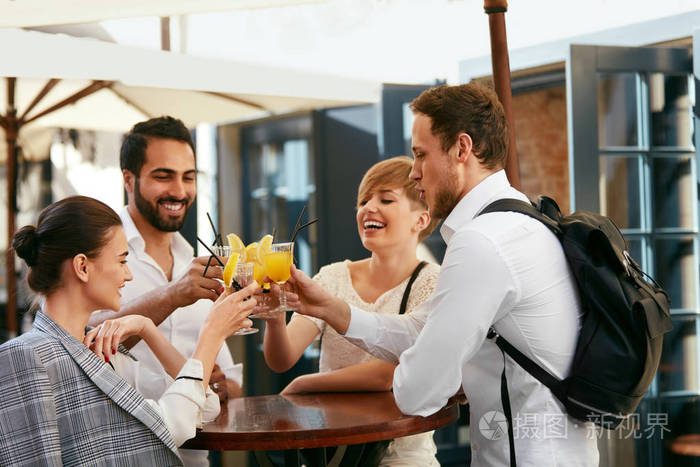 朋友们庆祝, 在户外酒吧喝酒。快乐的微笑的人