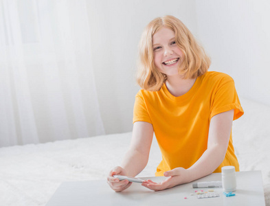 女孩青少年测量血糖水平幸福的女人控股血糖仪和鲜橙色,测量和检查糖