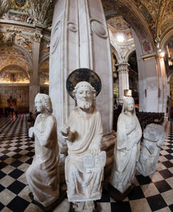 在罗马天主教大教堂内的古雕像