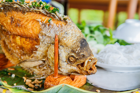 准备在越南语中传统的煎鱼