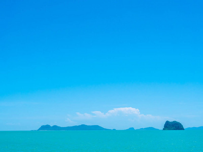 美丽的热带海洋与白云在蓝天背景为旅行和假期